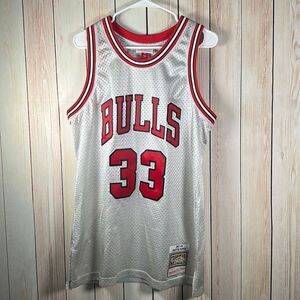 Mitchell & Ness 97-98 Scottie Pippen Bulls Swingman Jersey - Large